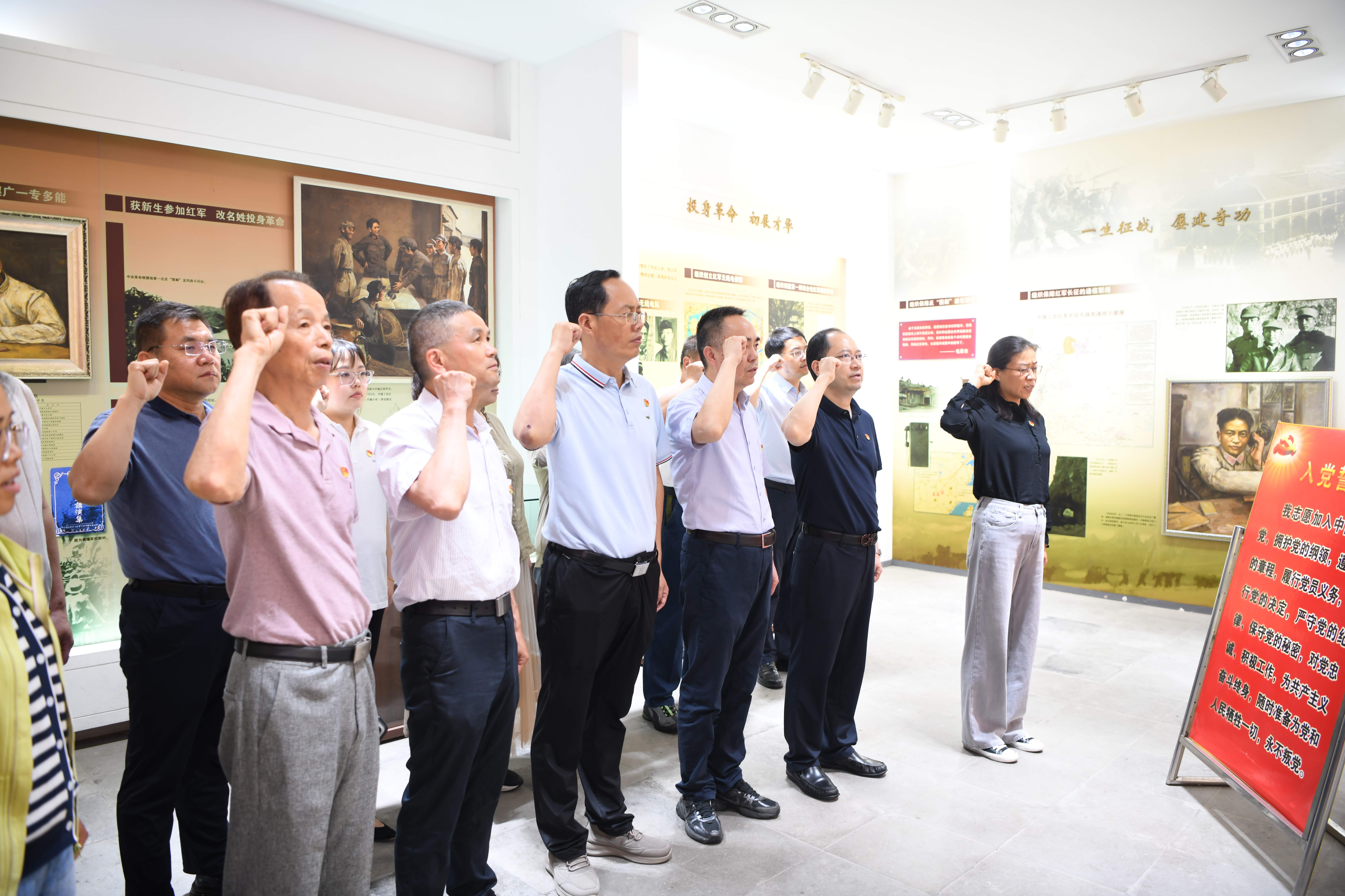 社银携手跟党走 凝心聚力启新程 ——市供销总社联合江南农商行开展主题党日活动